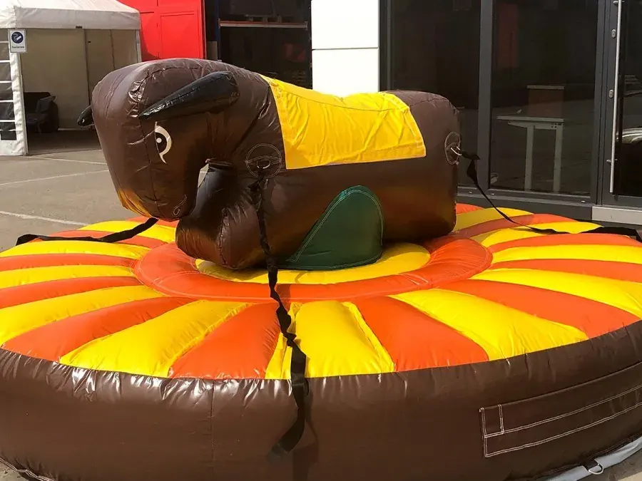 Kinder-Bullriding Ferdinand auf rundem Luftkissen