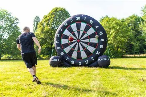 XXL-Fußball-Dart: Person schießt Ball auf die große Dartscheibe