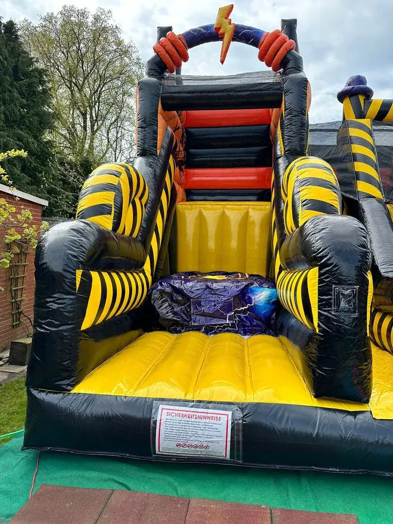 Actionpark von vorn: Kletteraufgang zwischen schwarz-gelben Säulen
