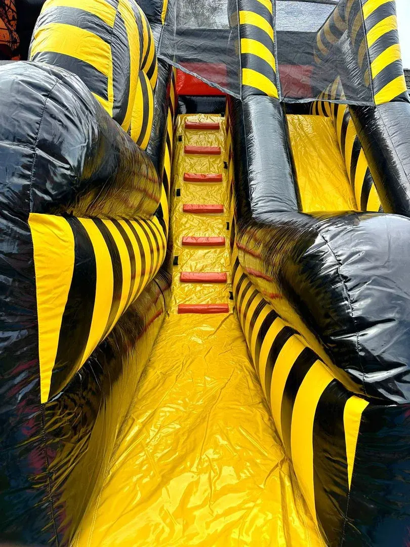 Actionpark: Kletterleiter hinauf zur Rutsche