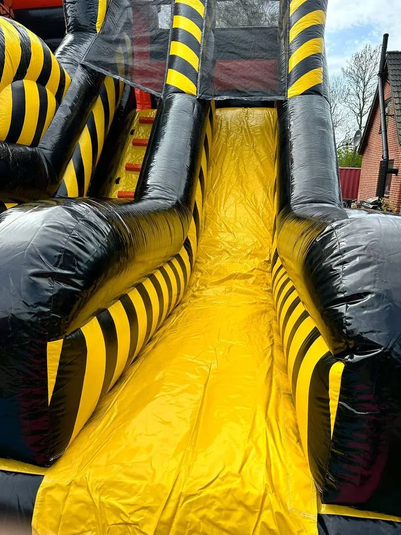 Actionpark: breite gelbe Rutschbahn von oben gesehen