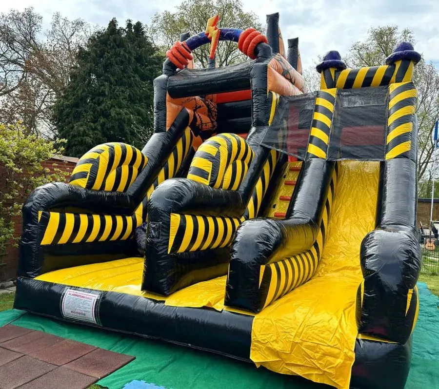 Hüpfburg Actionpark mit hoher Rutsche und Sprungpolster