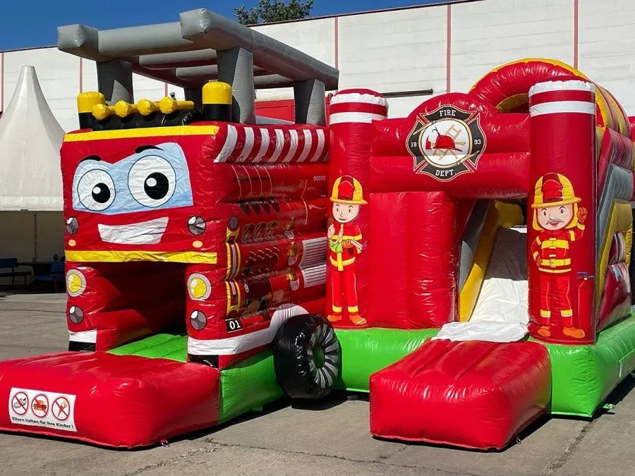 Hüpfburg Big Feuerwehr als rotes Feuerwehrauto mit Gesicht und Rutsche