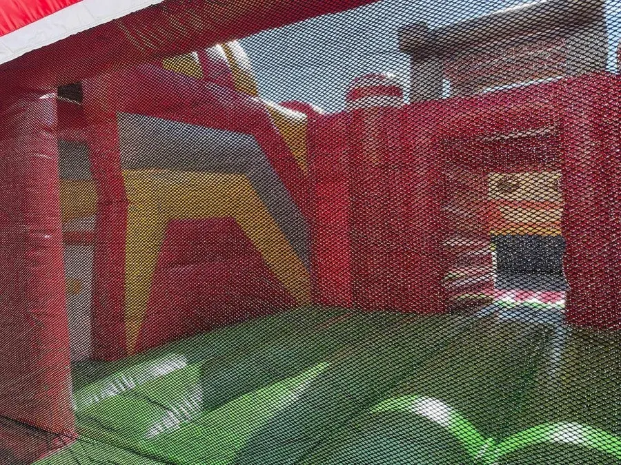 Big Feuerwehr innen: Hüpffläche mit Netzwänden