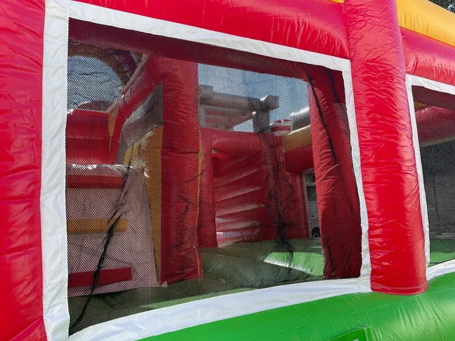 Big Feuerwehr: Netzfenster in der roten Seitenwand