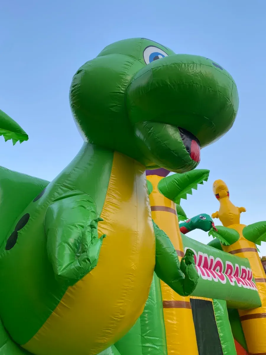 Dinopark: großer grüner Dinosaurier am Eingang