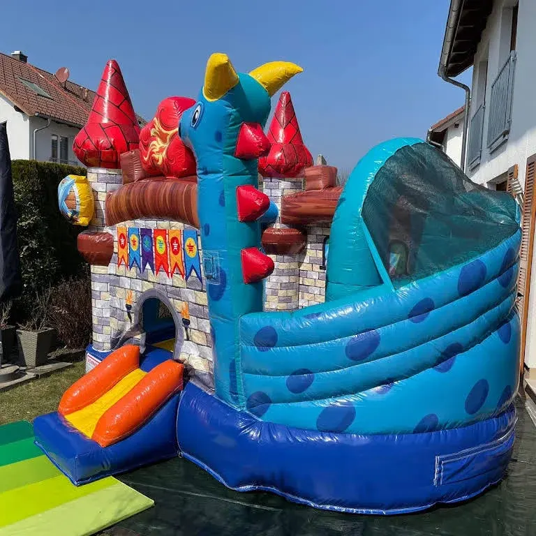 Drago von der Seite mit Drachenkopf und Rutsche