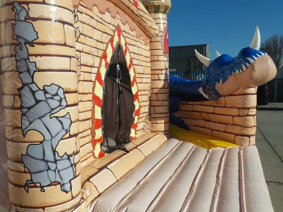 Dragon Fuchur: Mauer-Motiv und Drachenkopf aus der Nähe