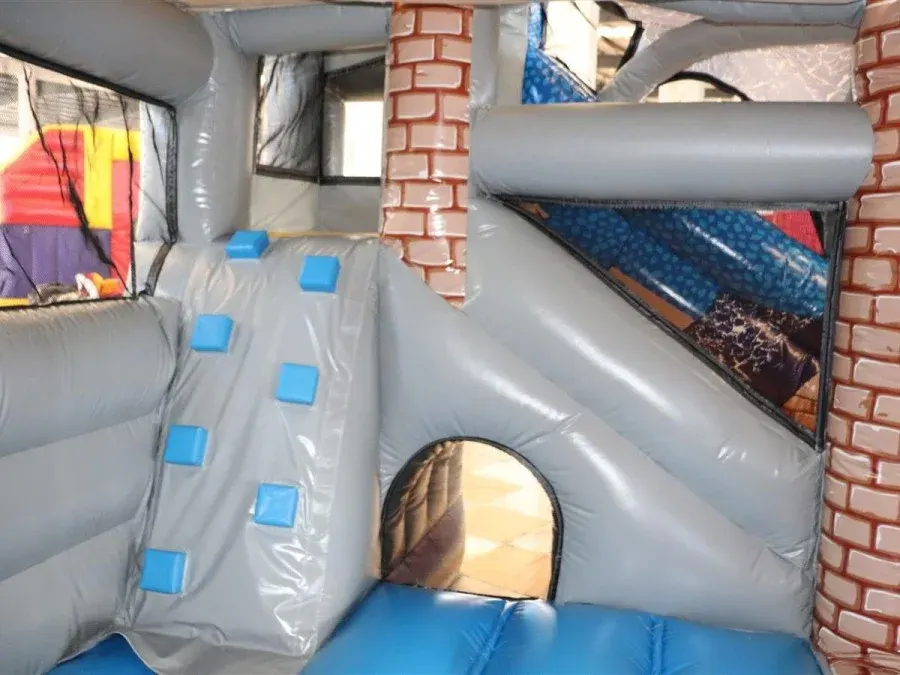 Dragon Fuchur innen: Kletteraufgang und Kriechtunnel