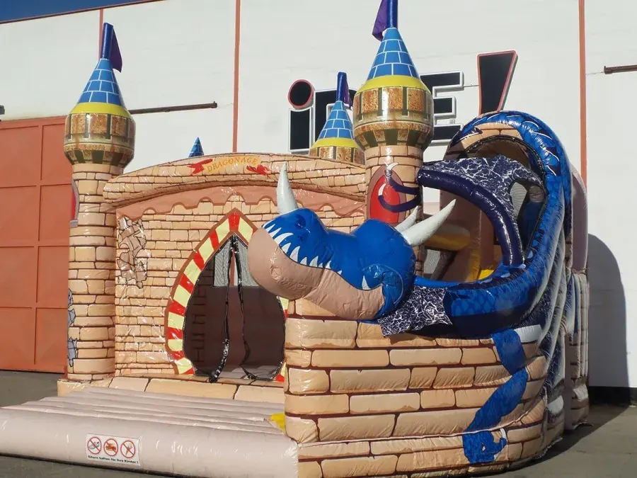 Bunte Themen-Hüpfburg von Mein Hüpfburg Event