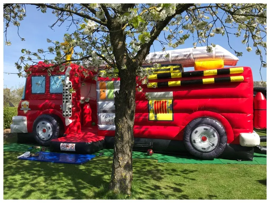 Fire-Ladder in voller Länge auf einer Wiese