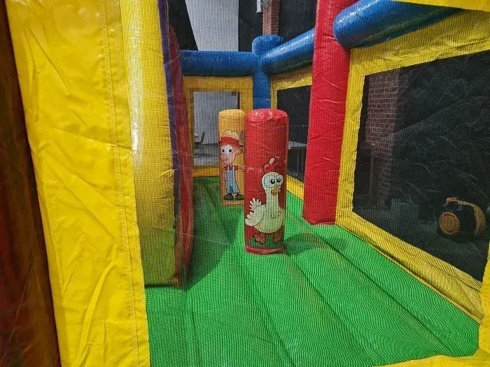 Unsere kleine Farm innen: Hüpffläche mit Hindernis