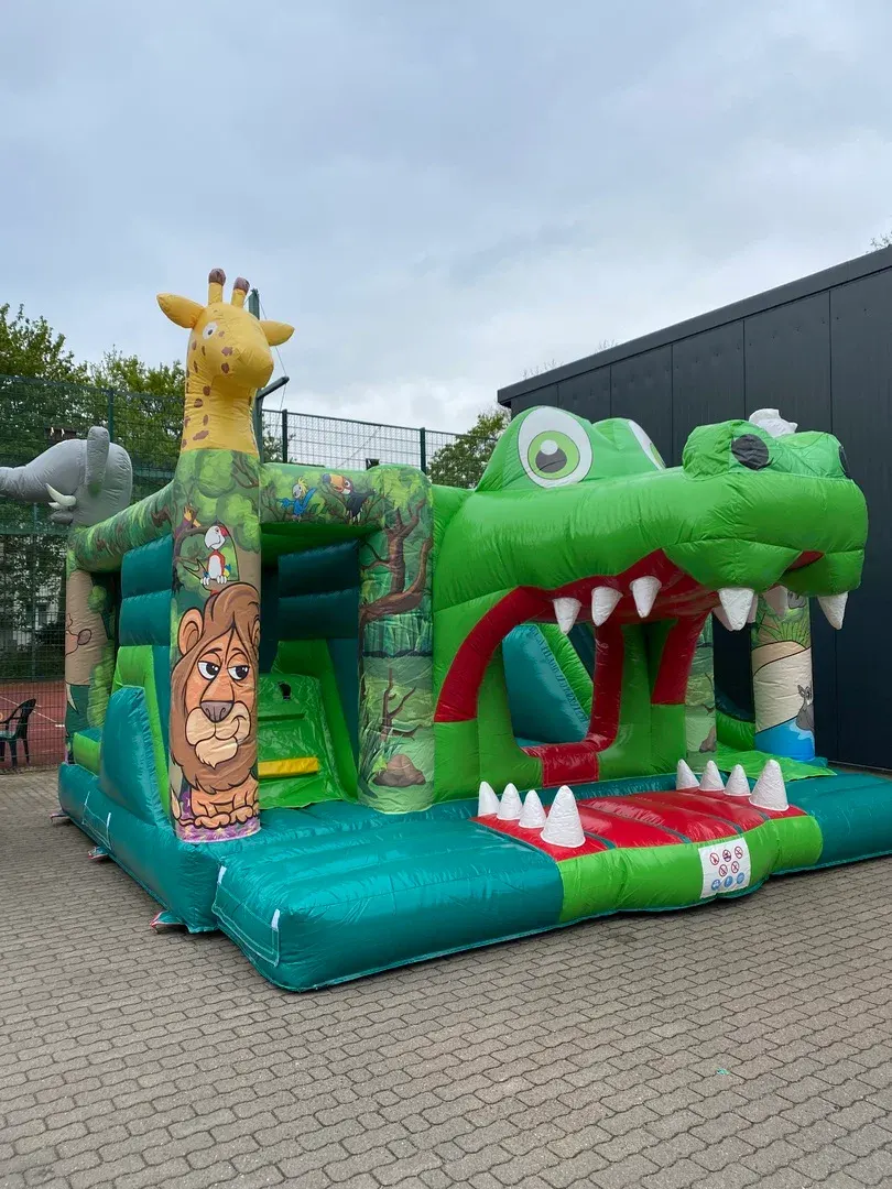 Hüpfburg Krokodil mit großem Krokodilmaul als Eingang