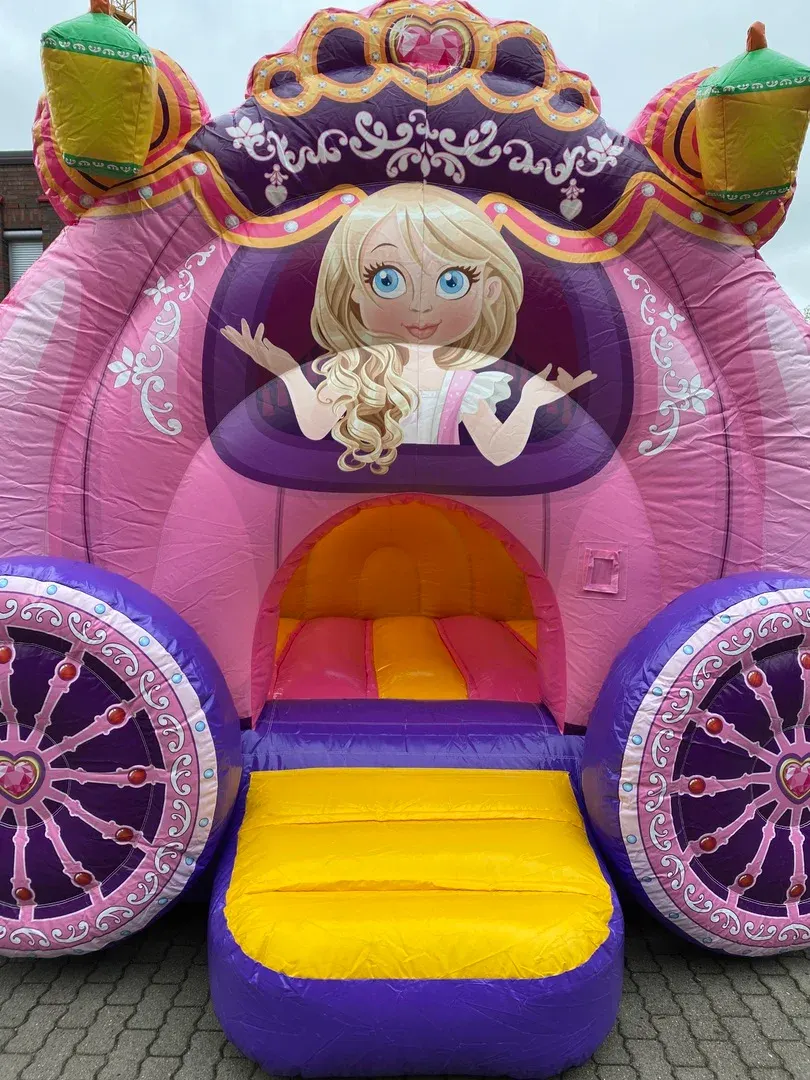 Kutsche von vorn mit Prinzessin und rosa Rädern