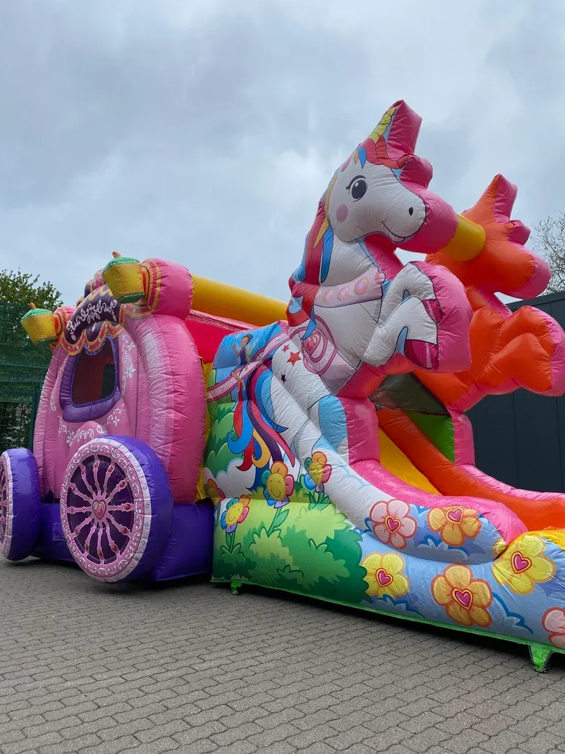 Kutsche von der Seite mit Einhorn und bunter Rutsche