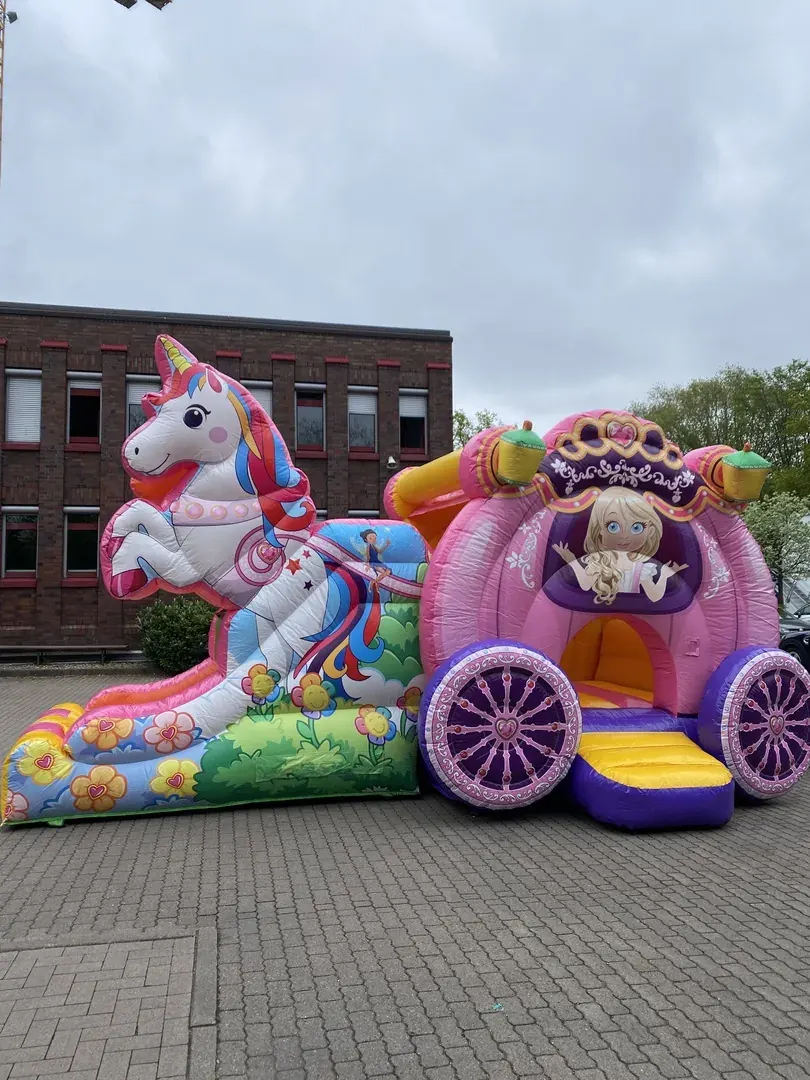 Hüpfburg Kutsche im Märchenkutschen-Design mit Rutsche