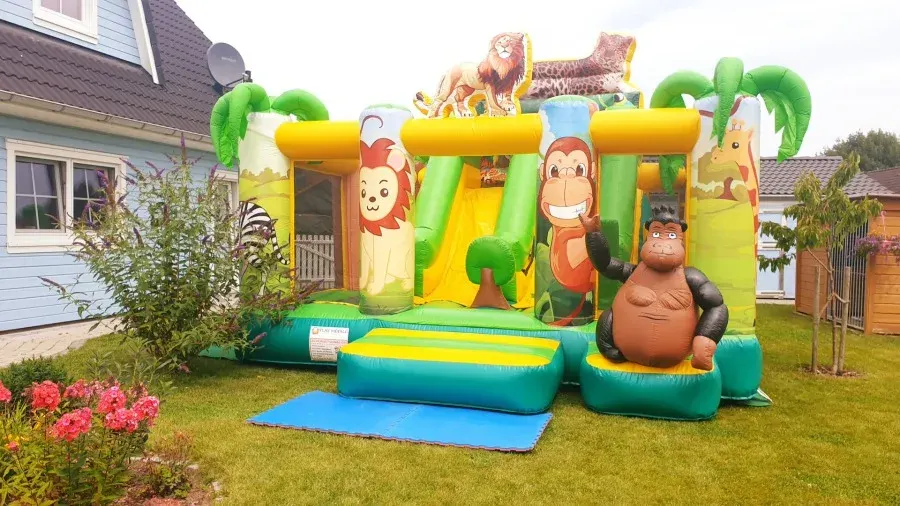 Safari von vorn mit Tierfiguren und Hüpffläche
