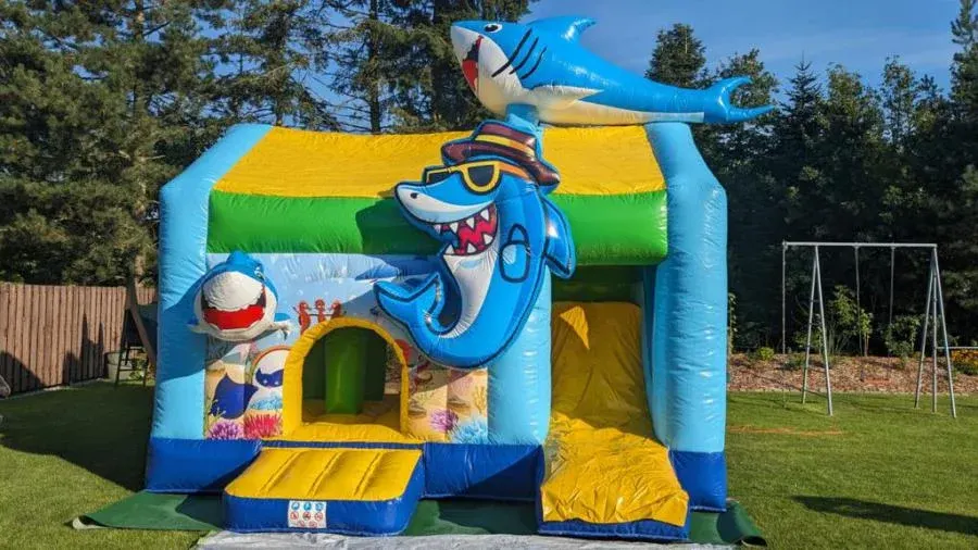 Hüpfburg Seaworld in Blau mit Hai und Delfin