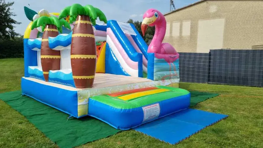 Strandparty von schräg vorn mit Hüpffläche