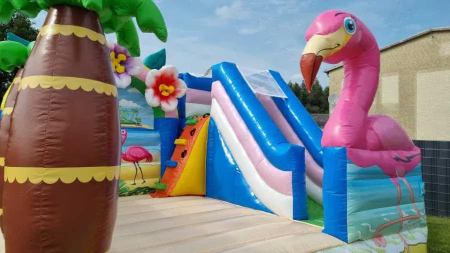 Strandparty: Flamingo und Rutsche aus der Nähe