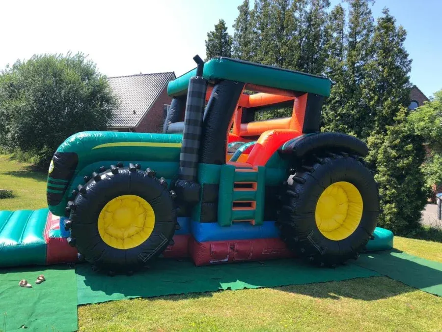 Traktor von der Seite mit Hinterrad