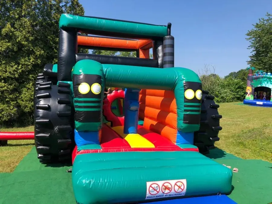 Traktor von vorn mit Scheinwerfern und Eingang