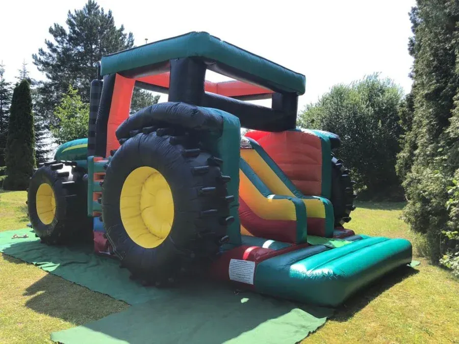 Traktor von hinten mit Rutsche