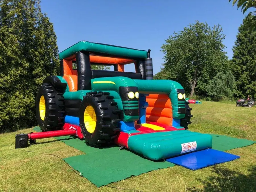 Traktor-Hüpfburg auf einer Wiese