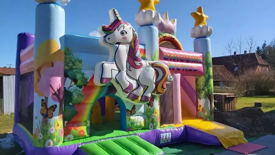 Hüpfburg Unicorn World mit Einhorn, Regenbogen und Rutsche