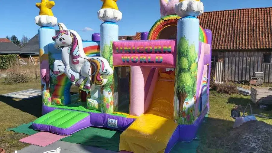 Unicorn World von schräg vorn im Garten