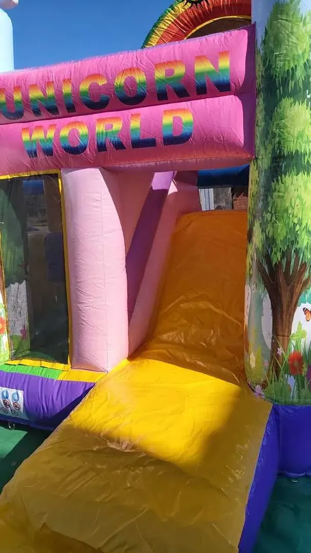 Unicorn World: Rutsche unter dem Schriftzug