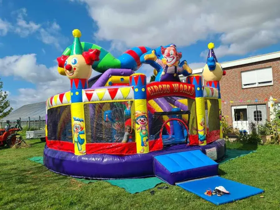 Hüpfburg Zirkus mit Kletterwand und Rutsche