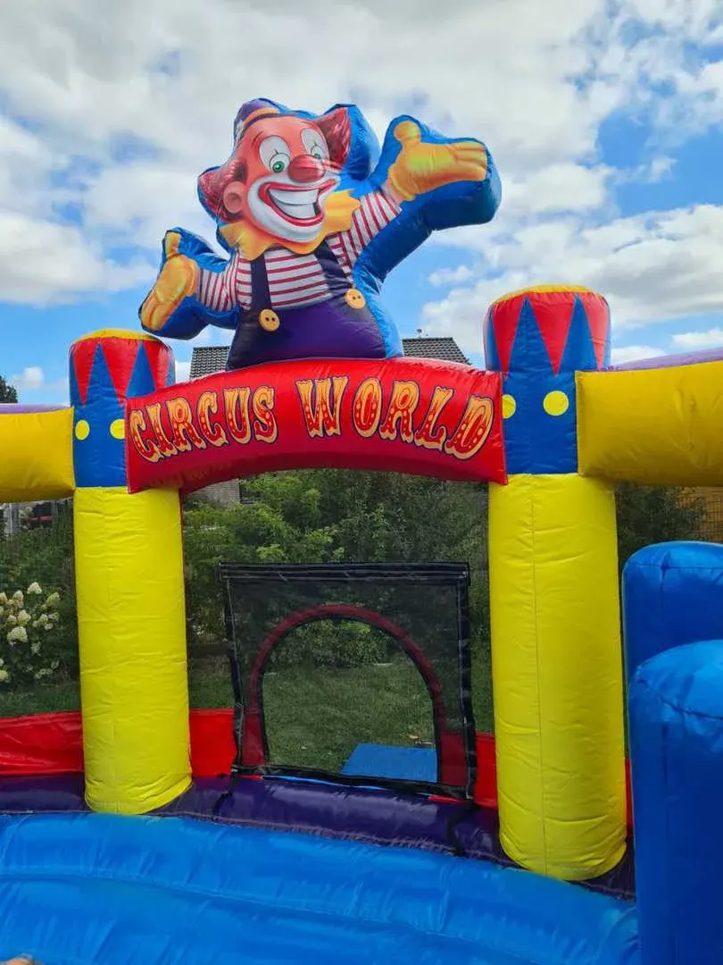 Zirkus: Eingang mit Circus-World-Schriftzug und Clown