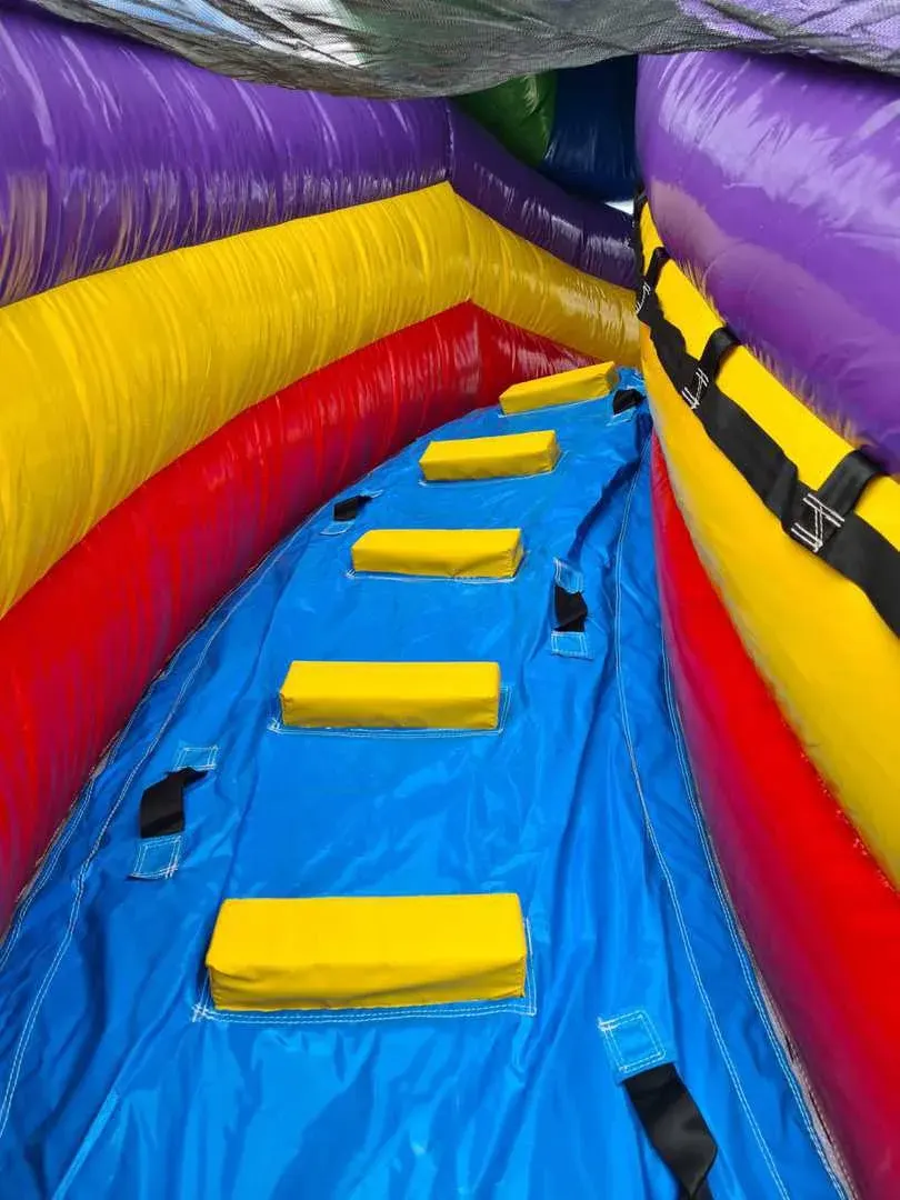 Zirkus: Kletteraufgang mit gelben Tritten