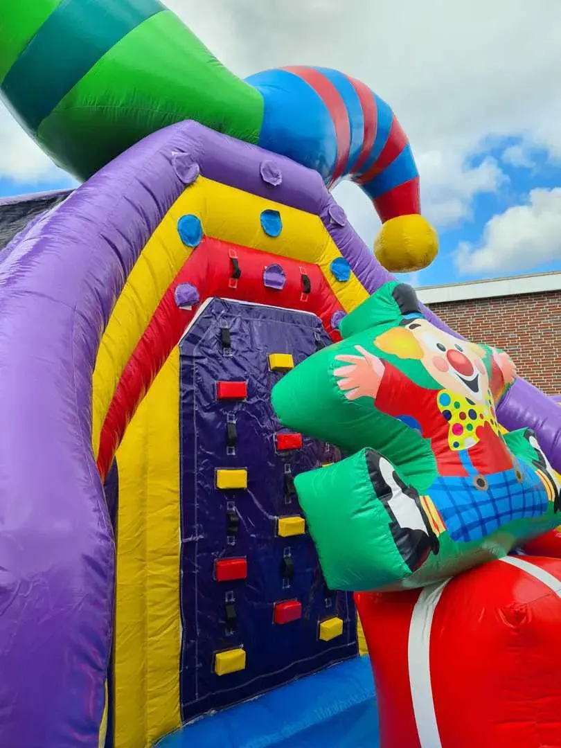 Zirkus: Kletterwand mit Clownfigur