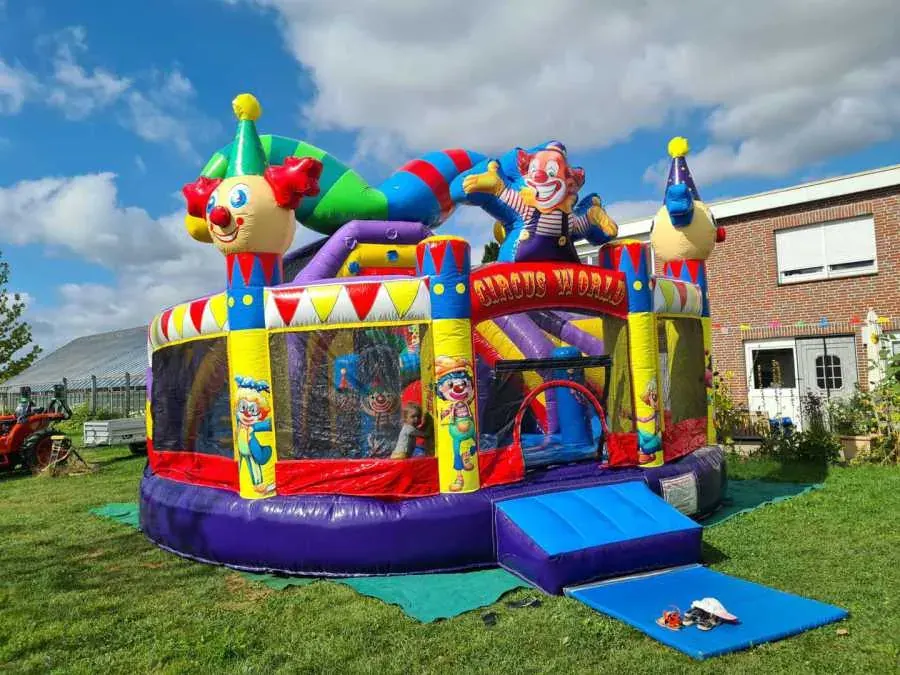 Hüpfburg Zirkus im Zirkuszelt-Design mit Kletterwand