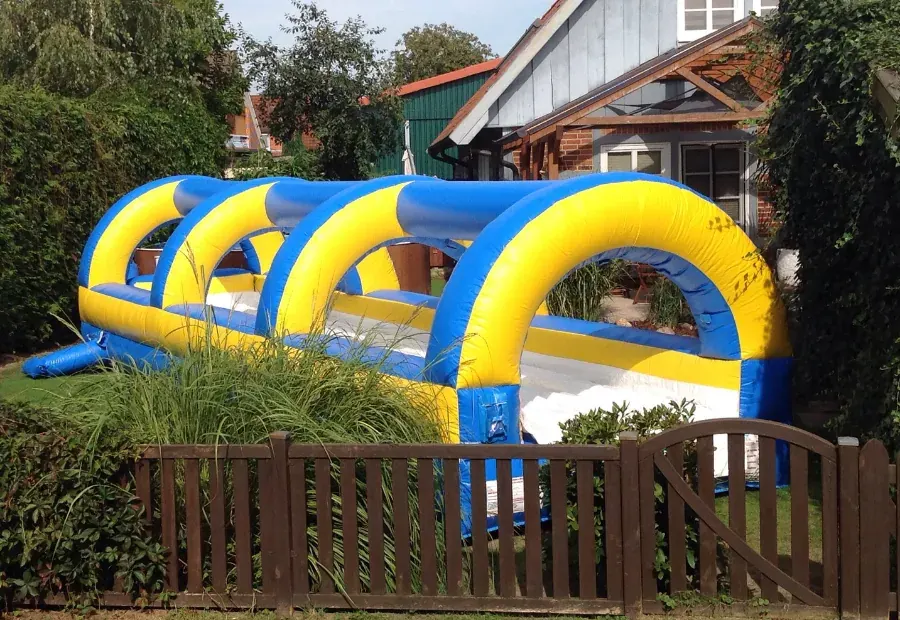 Wild-Waterslide Wasserrutschbahn auf der Wiese